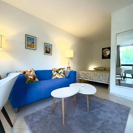 Lägenhet Spacious New And Terrace