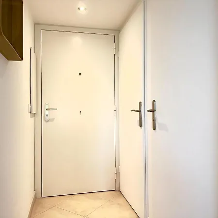 Spacious New And Terrace 아파트 주앙레핑