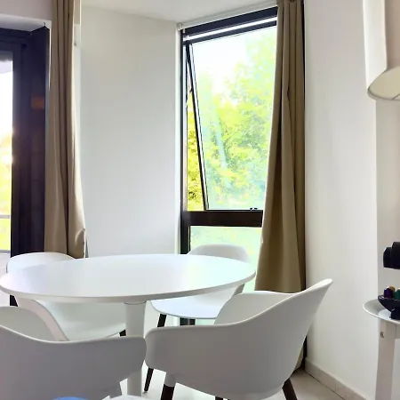 아파트 Spacious New And Terrace 주앙레핑