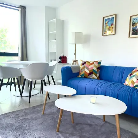 Lägenhet Spacious New And Terrace